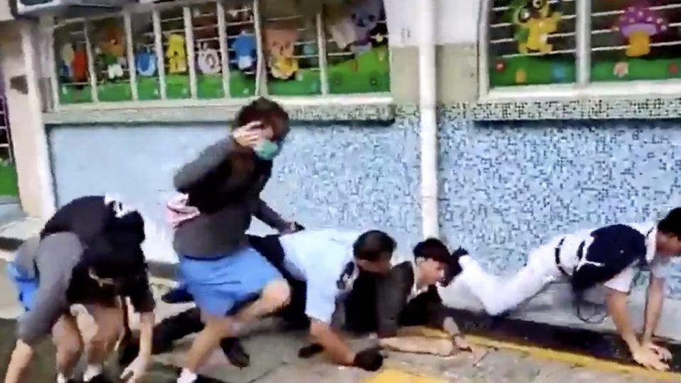 Student protesters running away from police outside a high school in Tai Po. The school in question, Confucian Tai Shing Ho Kwok Pui Chun College, was in the news after it was reported that the principal locked up a hundred students who wanted to join a citywide class boycott and threatened to send the names of students boycotting classes to the authorities. Screengrab via Twitter.