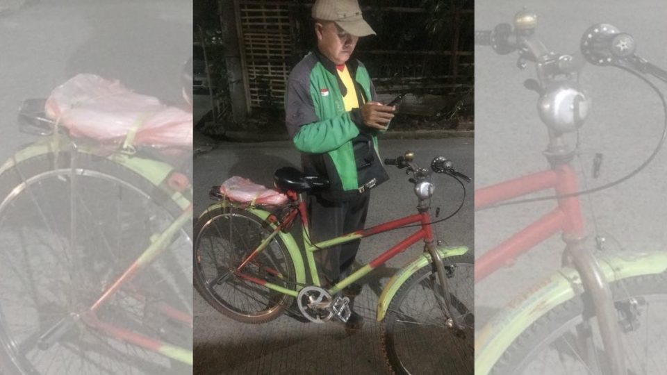 The story of Eko Susilo, a motorcycle taxi driver (locally known as ojek online or ojol for short) who’s currently using his bicycle to take food orders since his motorcycle broke down, has been making rounds on social media. Photo: Facebook/Eris Riswandi