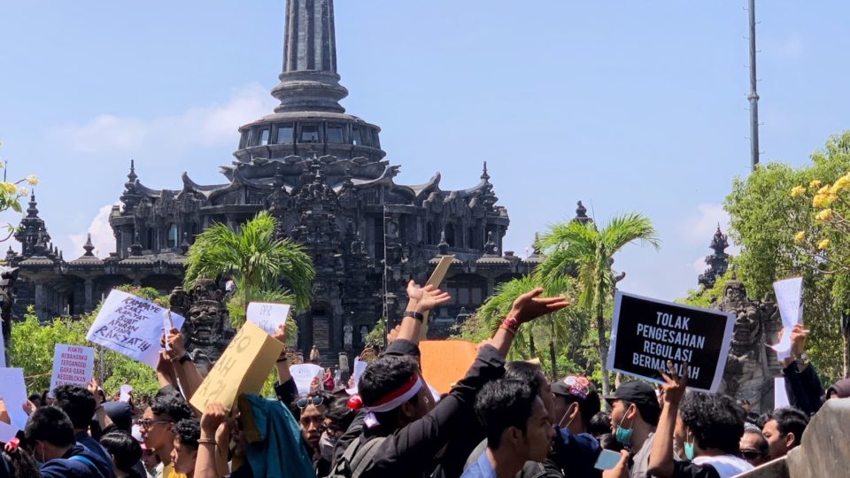 Hundreds of university students in Bali took part in the rally on Sept. 24, 2019. Photo: Coconuts Media/Sheany