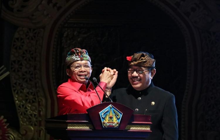 Bali Governor Wayan Koster pose for a photo with Vice Governor Tjokorda Oka Artha Ardana Sukawati on Sept. 5. Photo: Biro Humas Pemprov Bali