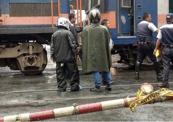Rescuers check the victim before he was brought to the hospital. <i>Photo: Resty James Cebelarde/ABS-CBN News</i>
