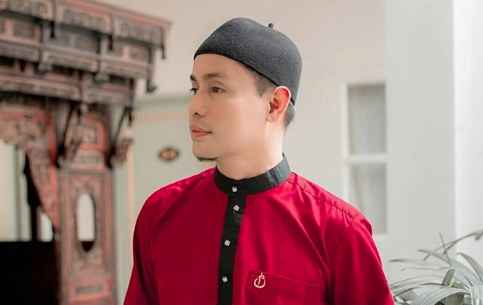 If fake eyelashes are false advertisement, we’d love to know where PU Azman stands on heavy filtering. Asking for a friend! via Instagram