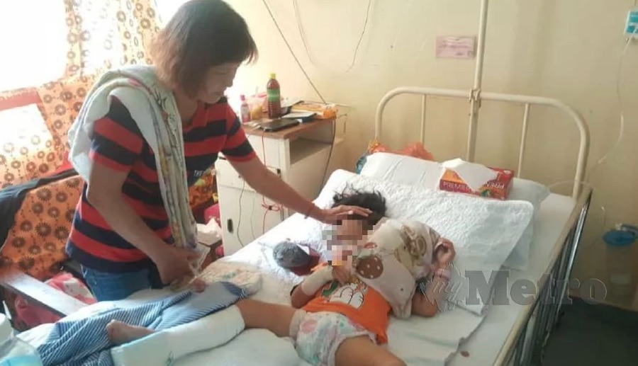 The injured girl in hospital via Harian Metro