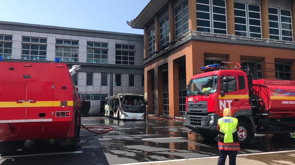 A bus caught on fire within Bali’s Ngurah Rai International Airport complex last week. Photo: Angkasa Pura 1 
