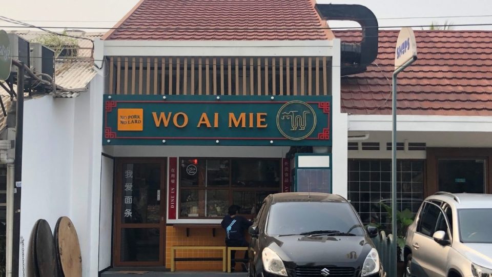 It’s not hard to spot Wo Ai Mie on Cipete Raya Street. <em>Photo: Nadia Vetta Hamid for Coconuts Media</em>