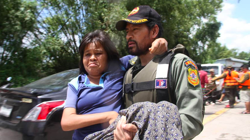 Bin Bunlueritr carries a woman Saturday in Ubon Ratchathani province. Photo: Bin Bunlueritr / Facebook
