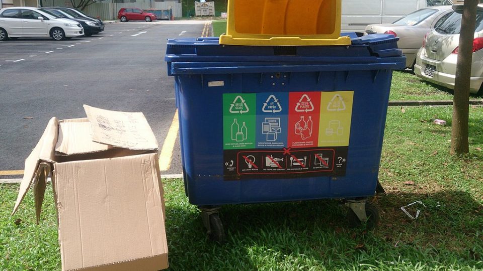 A recycling bin in Singapore with pieces of litter around it. (Photo: ProjectManhattan/Wikimedia Commons)