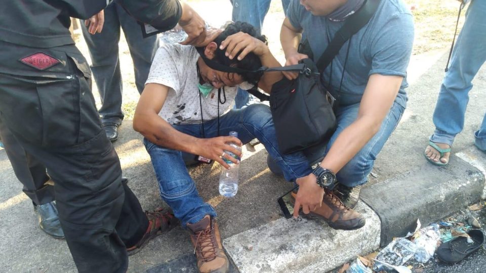 Photo showing one of the journalists who was allegedly injured by police in Makassar. Photo: Kabid Humas Polda Sulsel/ ist / via smartcitymakassar.com