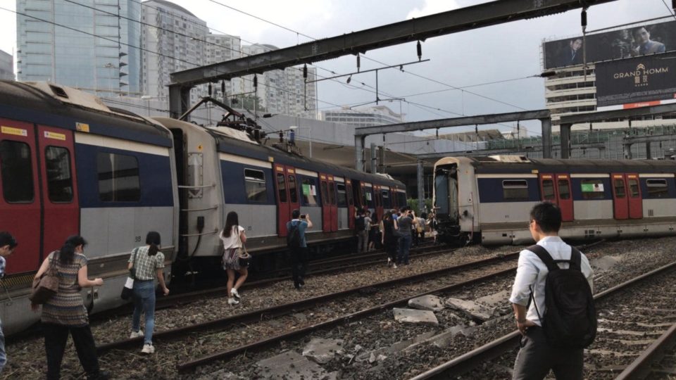 Photos circulating online show passengers from a derailed train walk towards Hung Hom station on the train tracks. Photo via Facebook.