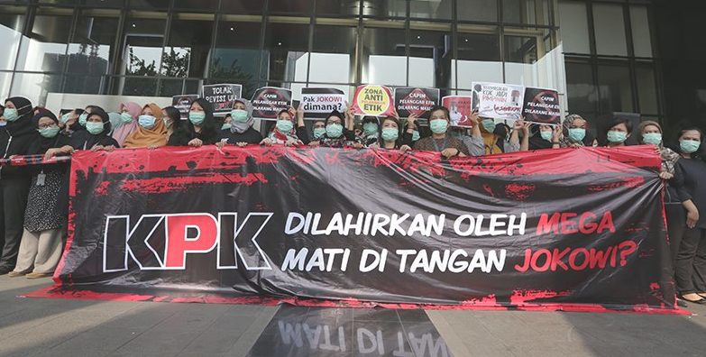 Protesters forming a human chain in front of the KPK office and holding up a sign that reads, “KPK: birthed by President Megawati, dead in President Jokowi’s hands?” on September 6, 2019 in reaction to the passing of the anti-corruption bill. Photo: KPK.go.id