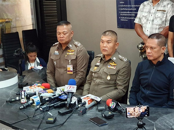 From left, the Metropolitan Police Bureau’s regional chief Samrit Tongtao and chief Sutthipong Wongpin at a Wednesday morning news conference.