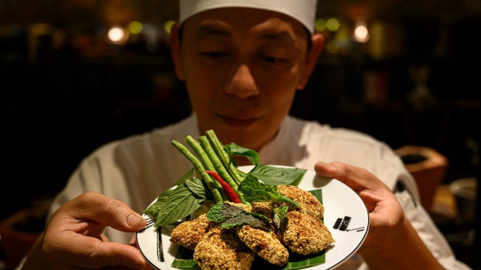 A chef presents a vegetarian version of ‘larb tod,’ or fried pork balls, made with a meat substitute, on Sept. 4 at a restaurant in Bangkok. Photo: Mladen Antonov / AFP