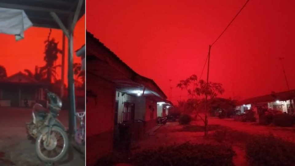 Blood red skies in Muaro Jambi. Screenshots: Twitter