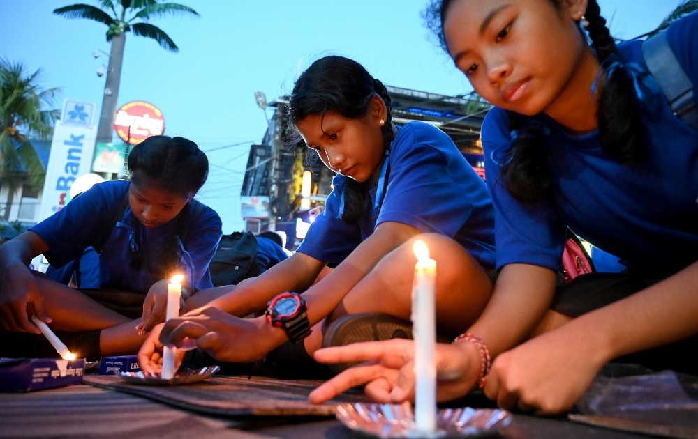 Schoolchildren light candles during a memorial service for the victims of the 2002 Bali bombings to mark the 17th anniversary of the attacks. Photo: Sonny Tumbelaka / AFP