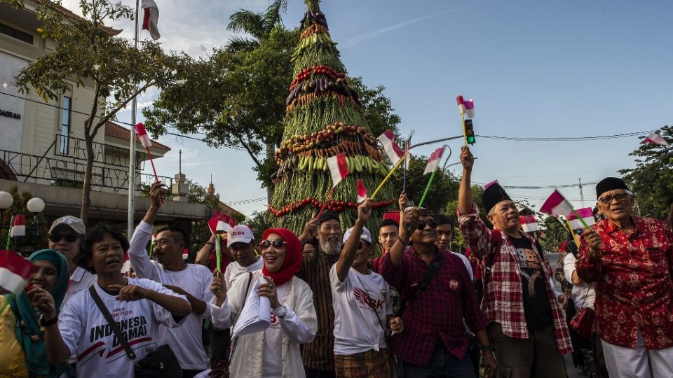 Supporters of newly sworn-in Indonesian President Joko Widodo build a seven-metre (23 foot) tumpeng, a towering rendition of the country’s popular cone-shaped dish, in Surabaya on October 20, 2019. (Photo by Juni Kriswanto / POOL / AFP)