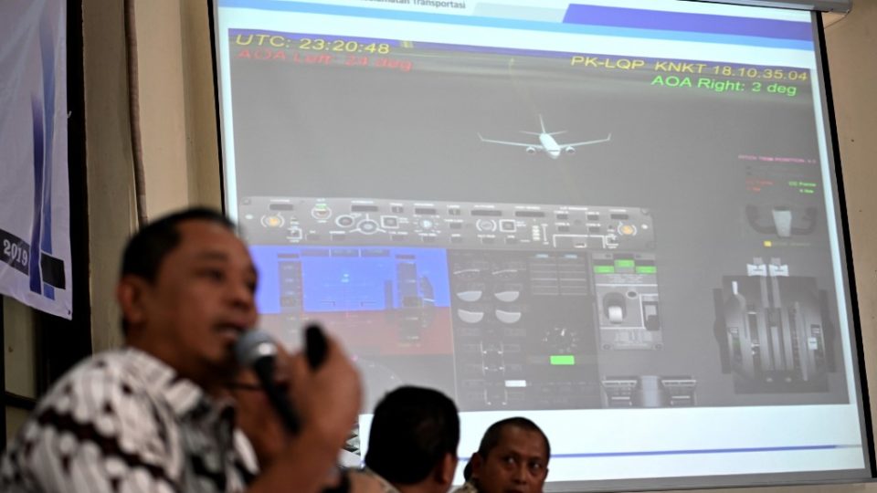 Indonesia’s National Transportation Safety Committee (KNKT) investigator Nurcahyo Utomo (L) briefs journalists during a press conference on the final report of the Lion Air flight 610 crash, in Jakarta on October 25, 2019. – Design flaws in the Boeing 737 Max’s flight-control system was a key factor in the crash of a Lion Air jet, which killed 189 people, Indonesian investigators said on October 25 in their final report on the disaster. (Photo by BAY ISMOYO / AFP)