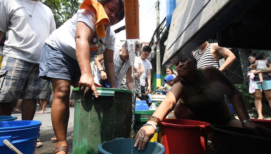 Mandaluyong residents lineup to collect water, March 2019 <I>Photo: ABS-CBN News</I>