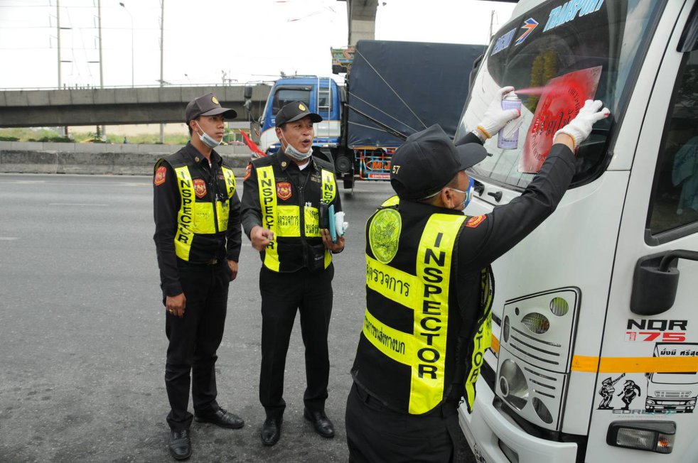 Inspectors tag a vehicle with a ‘cannot use’ stencil. Photo: Land Transport Department