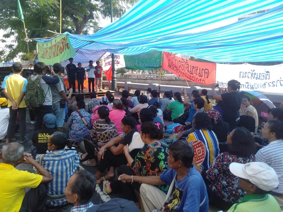 Members of the Assembly of the Poor listen to the results of government negotiations in Bangkok. Photo: Faculty of Social Sciences Kasetsart University / Facebook