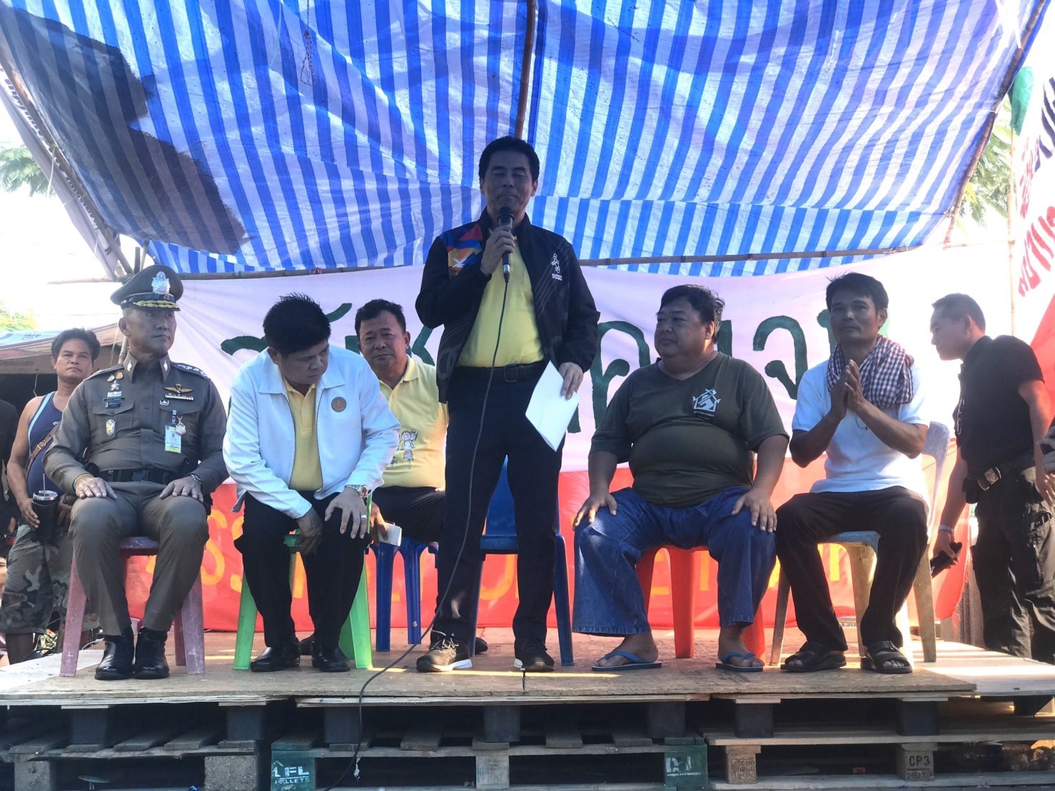 At center, Tewan Liptapanlop of the Prime Minister’s Office with representatives from both parties after negotiations on Oct 22. Poto: Assembly of the People / Facebook