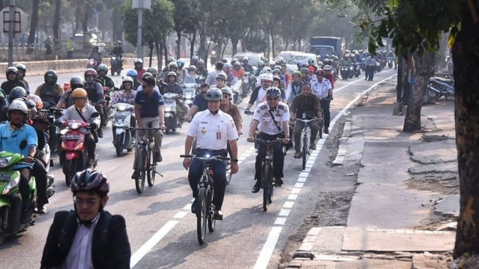 Jakarta Governor Anies Baswedan riding a bicycle during the inauguration ceremony of the first phase of the new bicycle lanes on September 20, 2019. Photo: Instagram/@aniesbaswedan