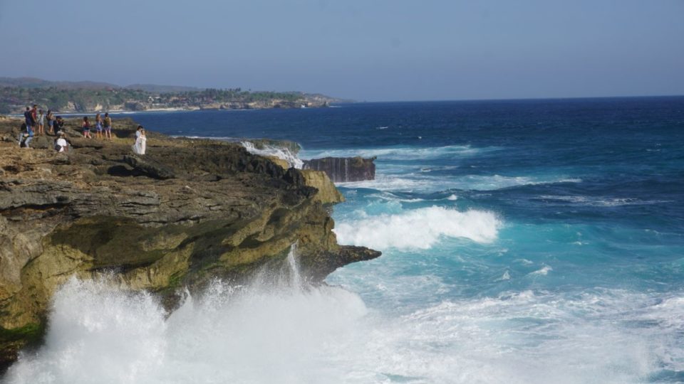 File photo where a couple can be seen taking a pre-wedding photo at the Devil’s Tear cove in Nusa Lembongan. Photo: Coconuts Bali