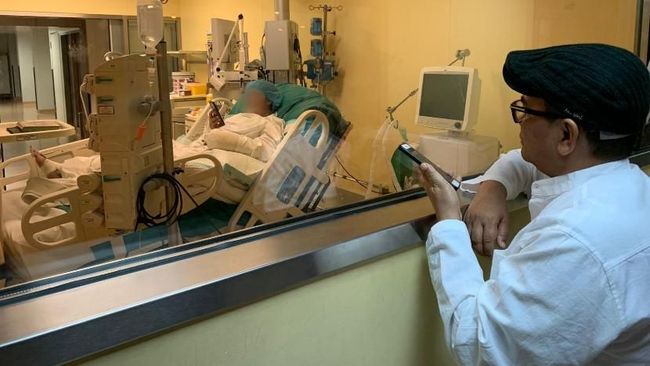 An Indonesian woman, identified by her initials ES, being treated at a hospital in Kuwait after her husband doused her with gasoline and set her on fire. Photo: KBRI Kuwait City