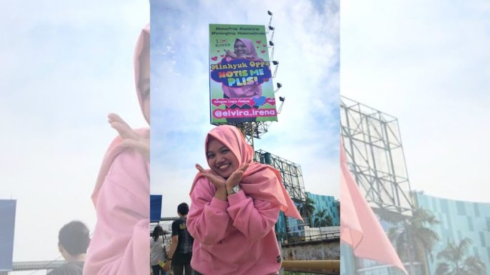 A woman from Bekasi, West Java named Elvira Budi Irena placed an ad in the large outdoor display, in which she pleaded for her idol Minhyuk to notice her. Photo: Twitter/@elvira_irena