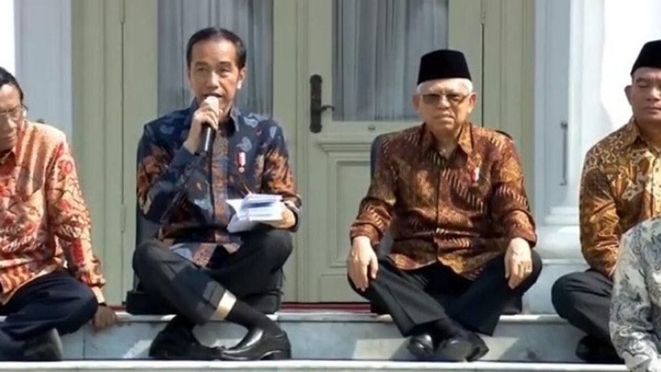 President Jokowi’s unusual sitting pose at one point during the introduction of his new cabinet ministers yesterday has also, surprisingly, become a talking point online and even started a new viral social media challenge.  Photo: Twitter