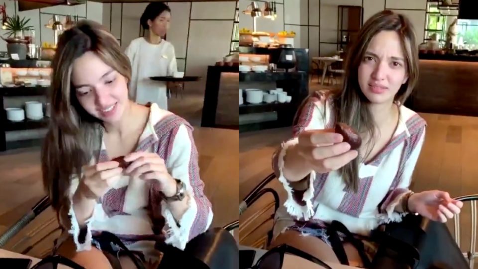 Being a fruit native to Indonesia, one might expect that all Indonesians should be masters of the art of peeling open the salak skin. But 29-year-old Indonesian socialite Nia Ramadhani showed that that was not the case, to the apparent amusement of Indonesian netizens far and wide. Screenshot from Instagram/@ardibakrie