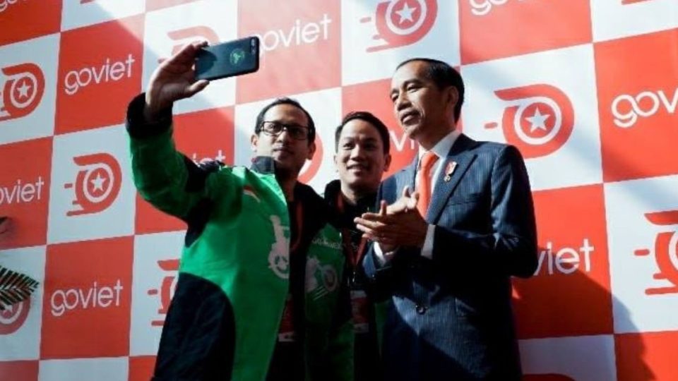 Gojek Founder Nadiem Makarim (left) pose for a group selfie with President Joko Widodo (right). Photo: Gojek Indonesia / Facebook