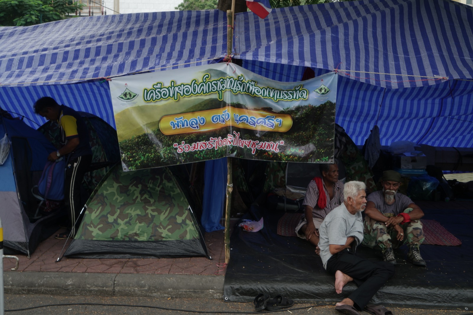 In white, 74-year-old Seurt Tanmark. Photo: Coconuts