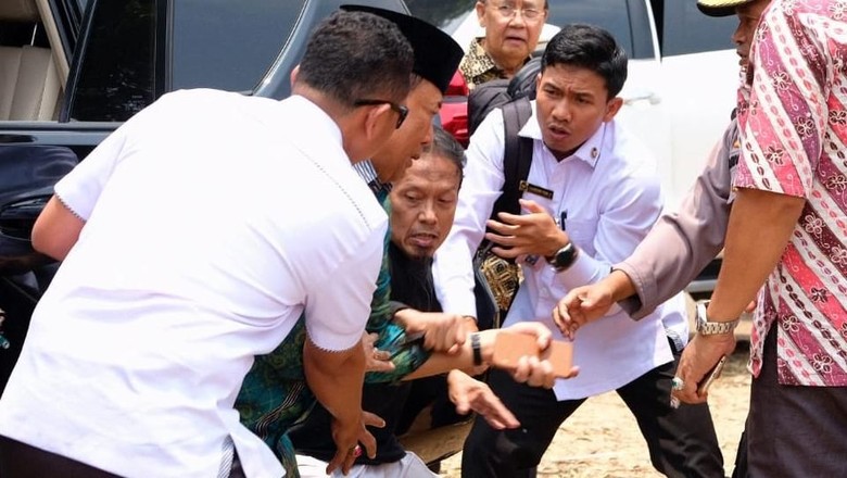 Indonesia’s top security minister Wiranto (wearing green batik) attacked by a man with a sharp object in Pandenglang, West Java on Oct. 10, 2019. Photo: Pandeglang Police