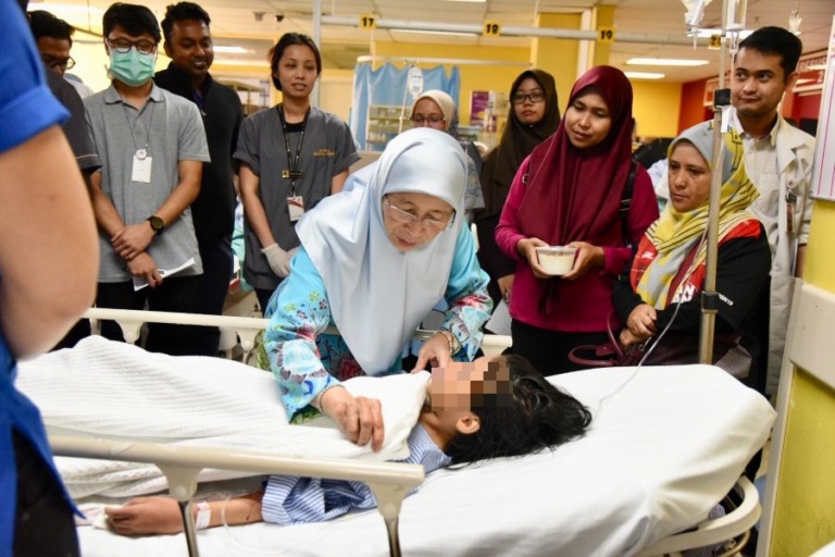 Deputy PM Dr. Wan Aziza with one of the young victims in hospital via Twitter