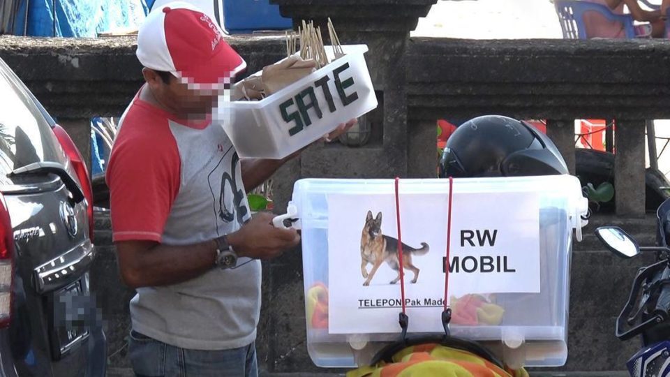 File photo of a mobile meat vendor preparing to sell dog meat ‘satay sticks’ to tourists. Photo: Animals Australia