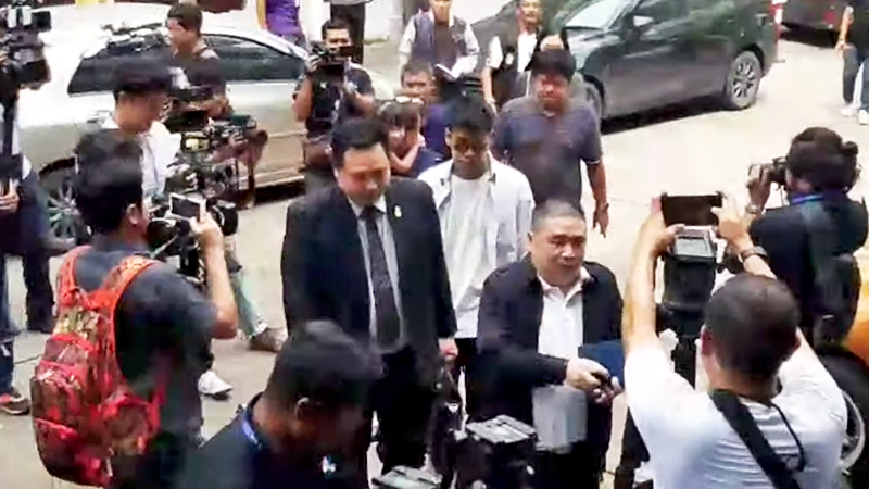 Thitim ‘Bell’ Noraphanpiphat’s family and their lawyer arrives at Chulalongkorn Memorial Hospital’s forensics department this afternoon to receive the autopsy report. Photo: Bright TV / YouTube 
