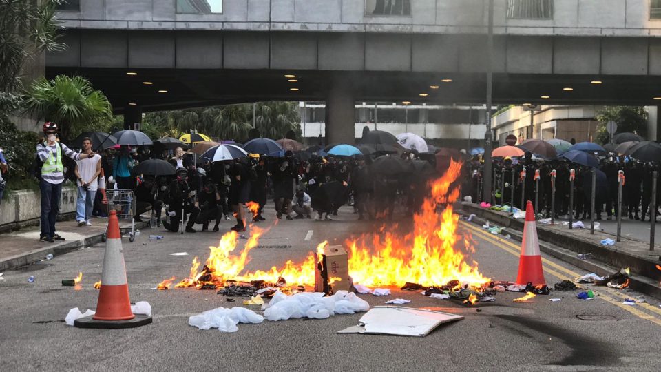 A fire burns on a street in the vicinity of the government office complex in Admiralty this afternoon as unsanctioned protests cropped up across the city. Photo by Samantha Mei Topp.