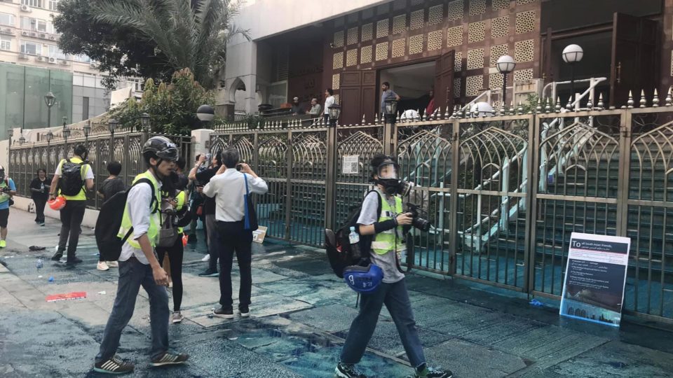 Police water cannon sprays the outside of Kowloon mosque in Tsim Sha Tsui. Photo via Facebook/Jeremy Tam.