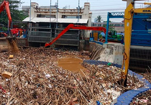 Garbage being excavated from the Manggarai floodgate on Oct. 9, 2019. Photo: Jakarta Environment Agency