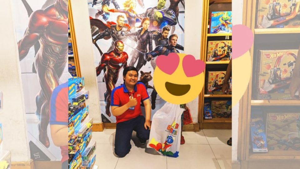 Singgih Sahara, the shopkeeper, posing with the boy at the toy store he works at. Photo: Twitter/@singgihsahara