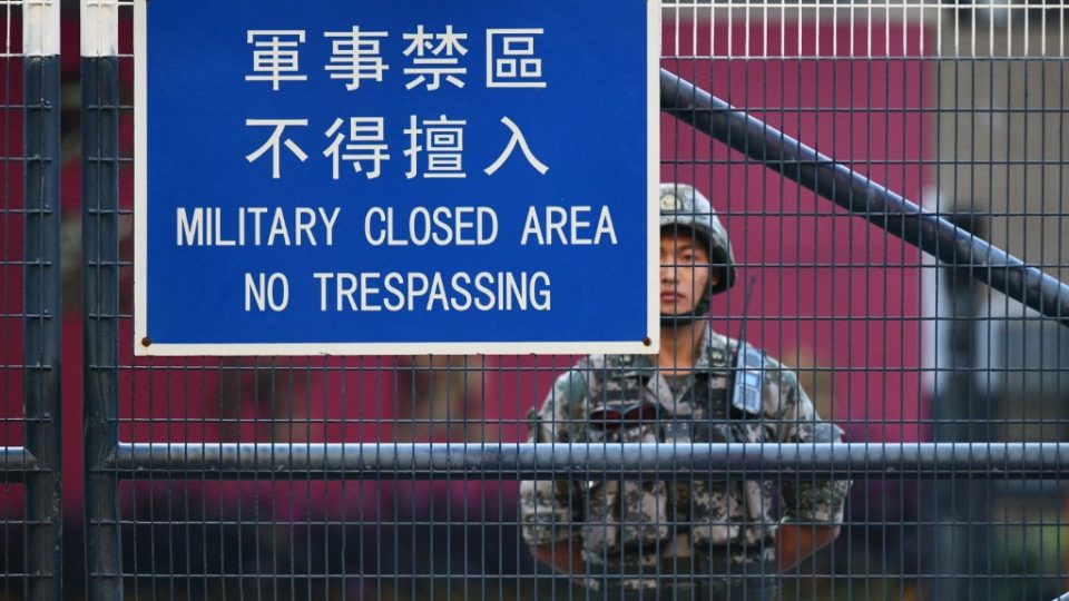 A member of Chinas People’s Liberation Army (PLA) stands guard inside Osborn Barracks in Kowloon Tong in Hong Kong on November 16, 2019. – China’s President Xi Jinping warned on November 14 that protests in Hong Kong threaten the “one country, two systems” principle governing the semi-autonomous city that has tipped into worsening violence with two dead in a week. (Photo by Anthony WALLACE / AFP)