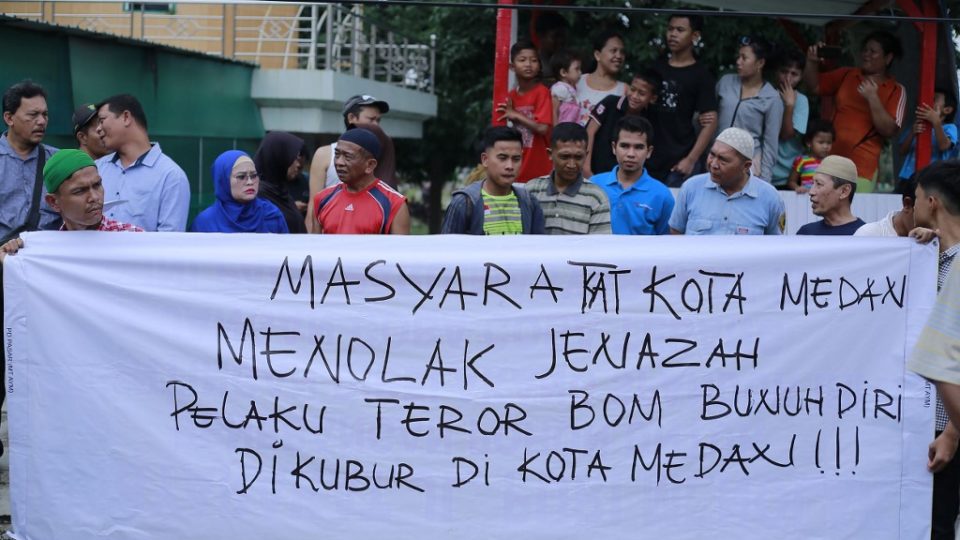 Indonesian residents hold a banner that reads “residents of Medan city reject the body of suicide bomber to be burried in Medan city”, in Medan on November 18, 2019. – Indonesian authorities rounded up at least 45 terror suspects in a nationwide dragnet after a lone-wolf terrorist linked to Islamic State (IS) blew himself at a police station on Sumatra island last week, officials said on November 18. (Photo by GATHA GINTING / AFP)