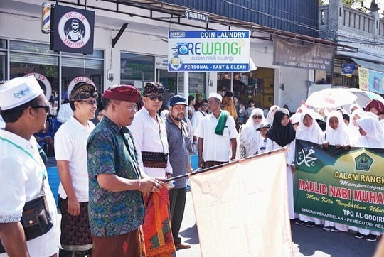 Balinese Hindus supporting their Muslim neighbors in celebration of the latter’s religious holiday became hotly discussed on social media. Photo: Denpasar Viral / Facebook