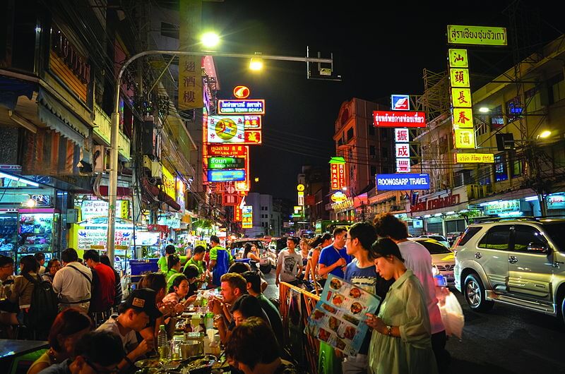 People dine at restaurants on Yaowarat Road. Photo: Sayompoo Setabhrahmana via Wikimedia Commons
