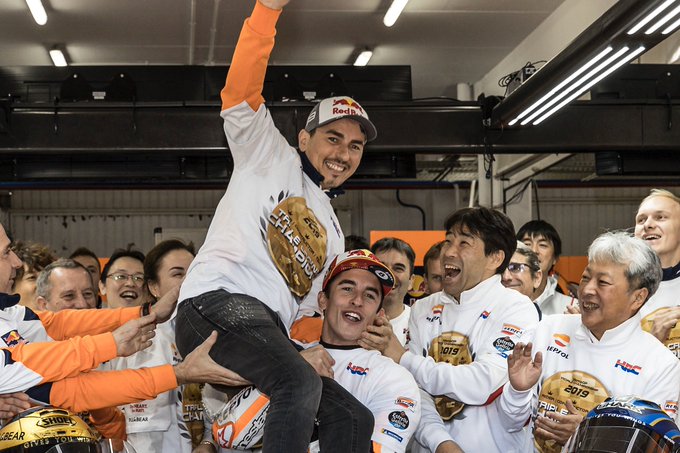 Jorge Lorenzo celebrates the end of Valencian Grand Prix with the Repsol Honda Team. Photo: Jorge Lorenzo / Twitter