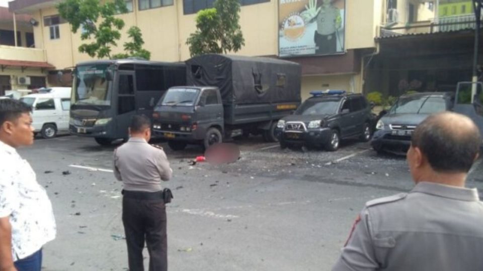 A suspected suicide bombing outside a police station in the North Sumatra capital of Medan has left at least one attacker dead. Photo: Istimewa