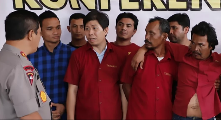 This picture taken on November 8, 2019 shows Indonesian local police chief inspector general Agus Adrianto (L) asking a question to suspect killers in Medan, North Sumatra, including the suspected mastermind, a palm oil company businessmen.
Indonesian police have arrested a palm oil businessman who ordered the brutal murder of two activist journalists who were mediating in a land dispute between a palm oil company and locals earlier this month, authorities said.
DEDI HERMAWAN / AFP