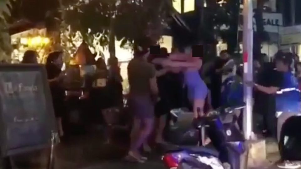 One of the videos showed one man in a black shirt pushing a woman dressed in light purple from the sidewalk that she fell onto the street, before getting back up and throwing him some punches. Screengrab: Punapi Bali / Instagram