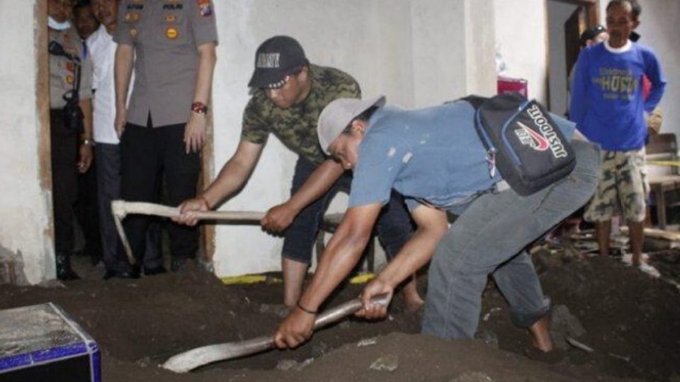 Police dug up Surono’s body on Sunday. Photo: Jember Police
