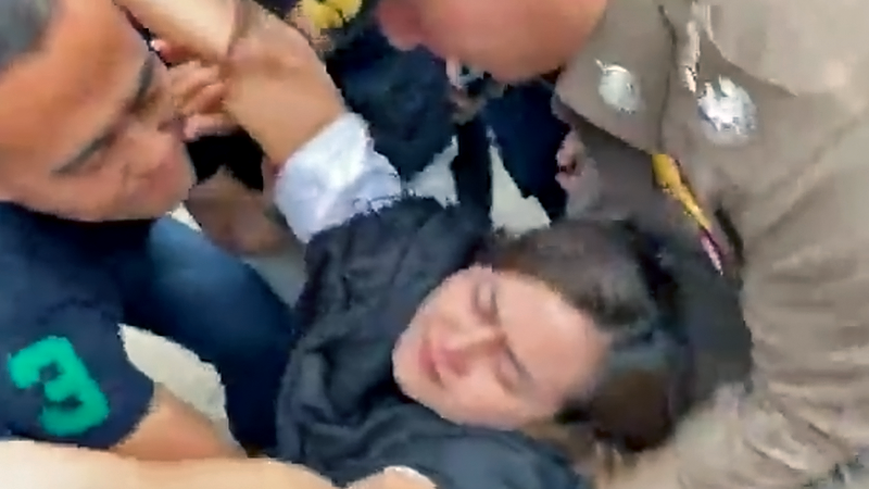 Tawanrat Tippaveth ‘fainted’ in shock when police took her into custody Thursday at a gas station in northeast Thailand. Screenshot: Front Scene Khaosod / Facebook